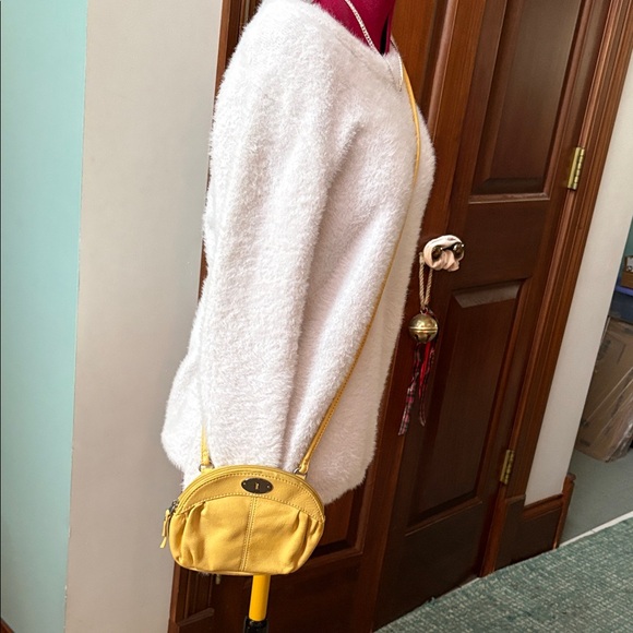 Fossil Crossbody Bag genuine leather
Yellow/mustard color front lock detail NWOT - Picture 3 of 17